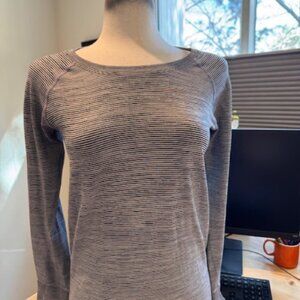 Lululemon Swiftly Long-Sleeve Shirt 2.0 Hip length Gray White Stripe 8 Women